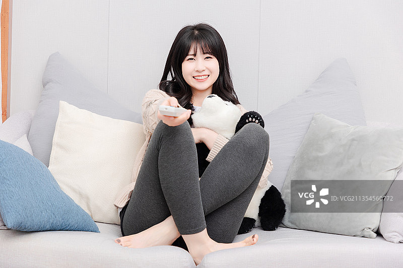 居家生活的亚洲女孩图片素材