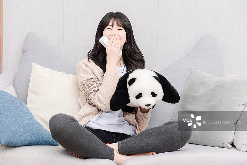 居家生活的亚洲女孩图片素材
