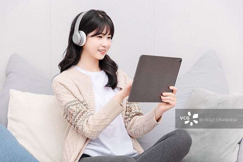 居家生活的亚洲女孩图片素材