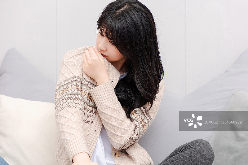 居家生活的亚洲女孩图片素材