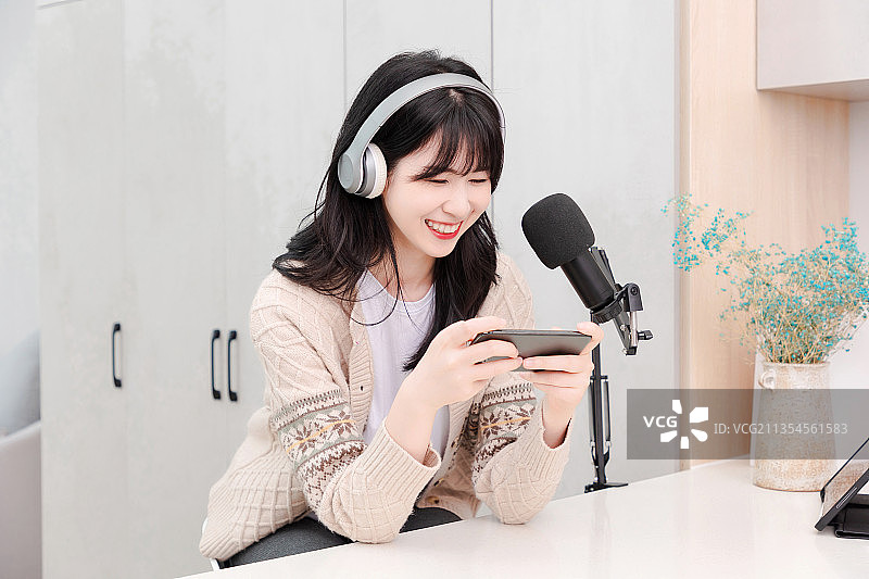 居家生活的亚洲女孩图片素材