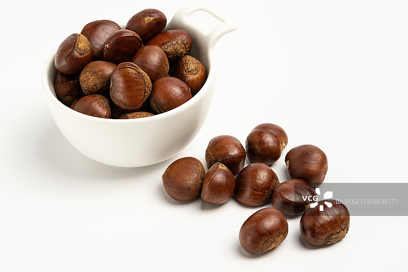 被色背景成熟栗子特写图片素材