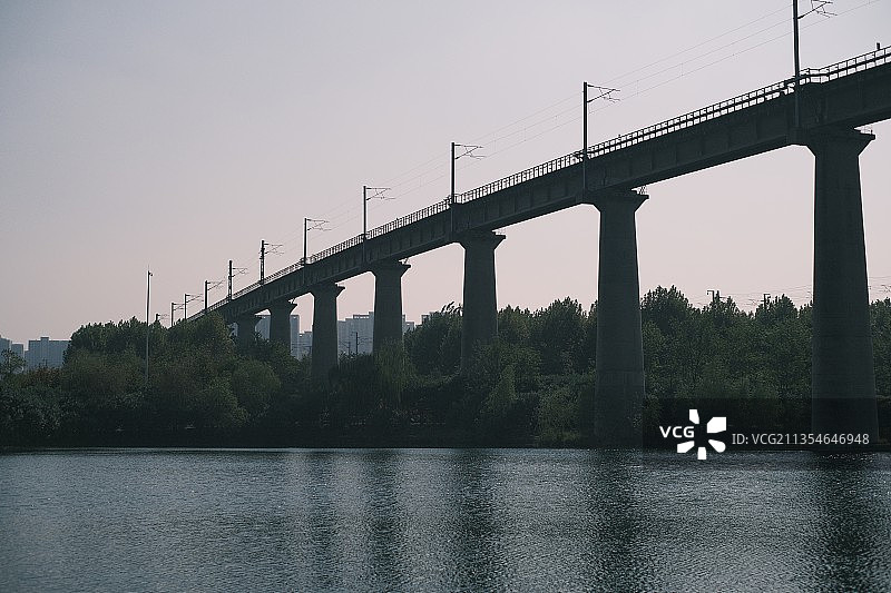 横越湖面的高架桥图片素材