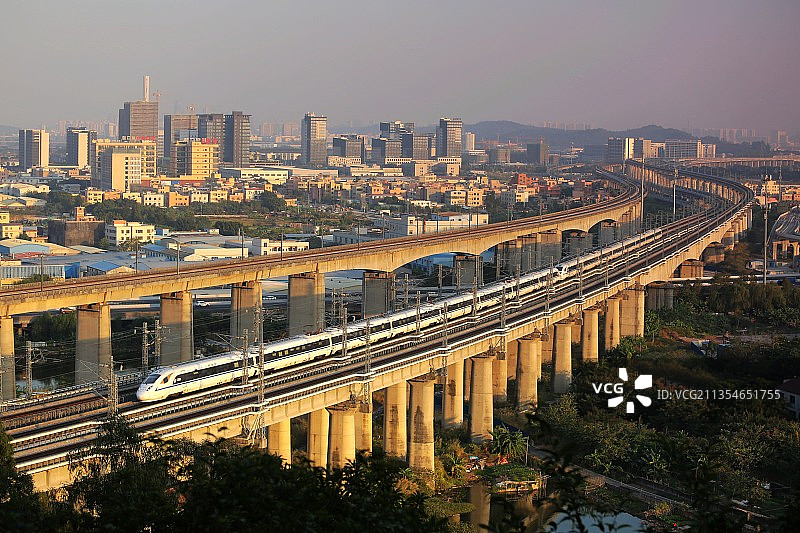 夕阳下重联CRH3A通过三山森林公园图片素材