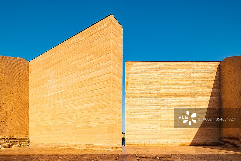 河南郑州《只有河南·戏剧幻城》剧场大气简约极简风格夯土墙图片素材