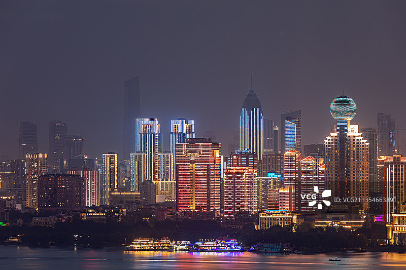 武汉市江岸区汉口江滩建筑群灯光秀夜景图片素材