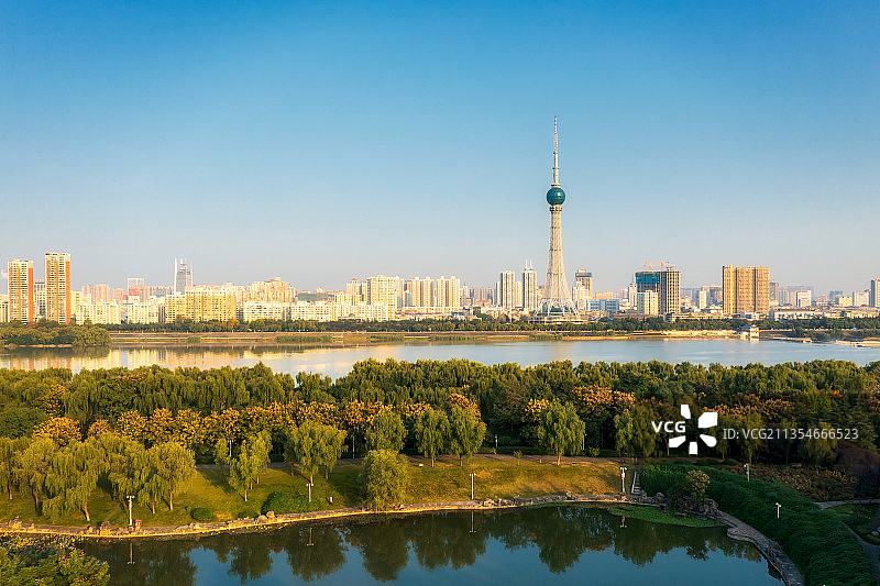 河南洛阳中原明珠广播电视塔与洛河秋季都市风光城市天际线航拍图片素材