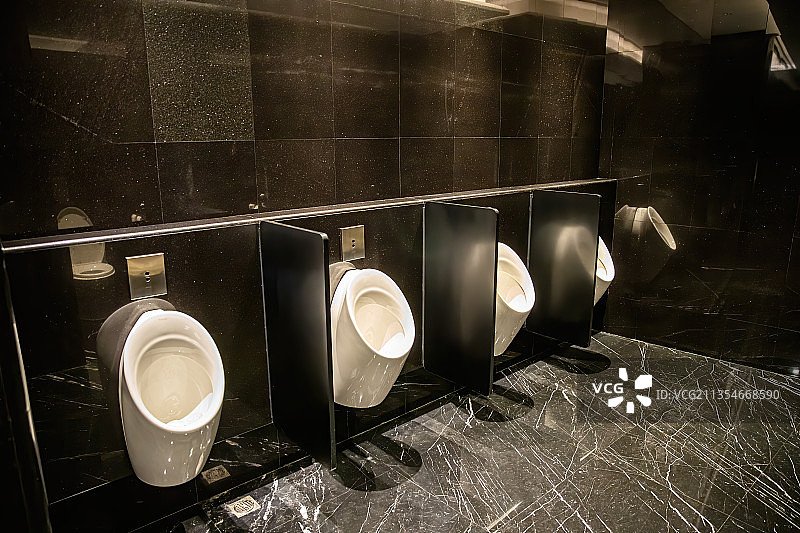 男卫生间里的小便池图片素材