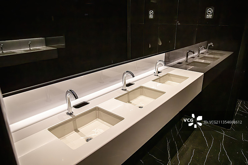 暗色背景的洗手池图片素材
