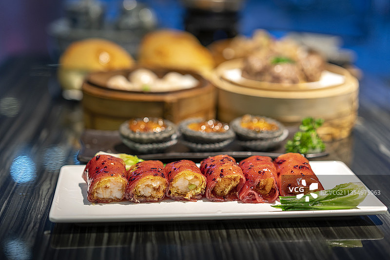 餐桌上各式各样的港式点心图片素材