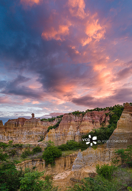 云南省楚雄州元谋县浪巴铺土林图片素材