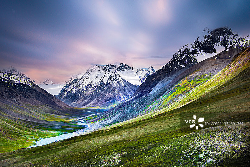 帕米尔高原 红旗拉普口岸 雪山下的草原图片素材