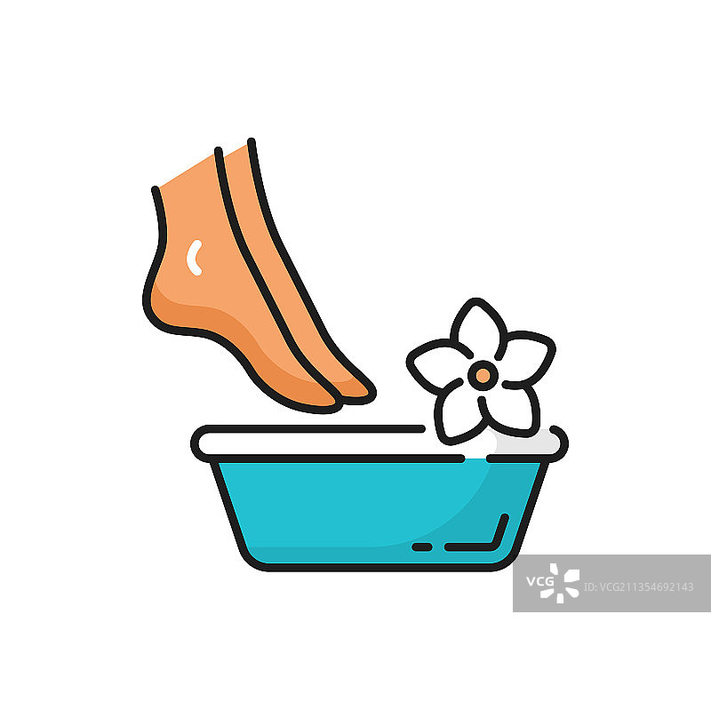 在水疗浴缸和鲜花中的女性足部修脚图片素材