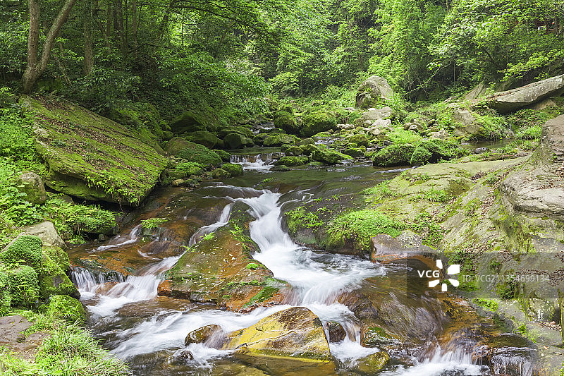 夏季山间溪流溪水图片素材