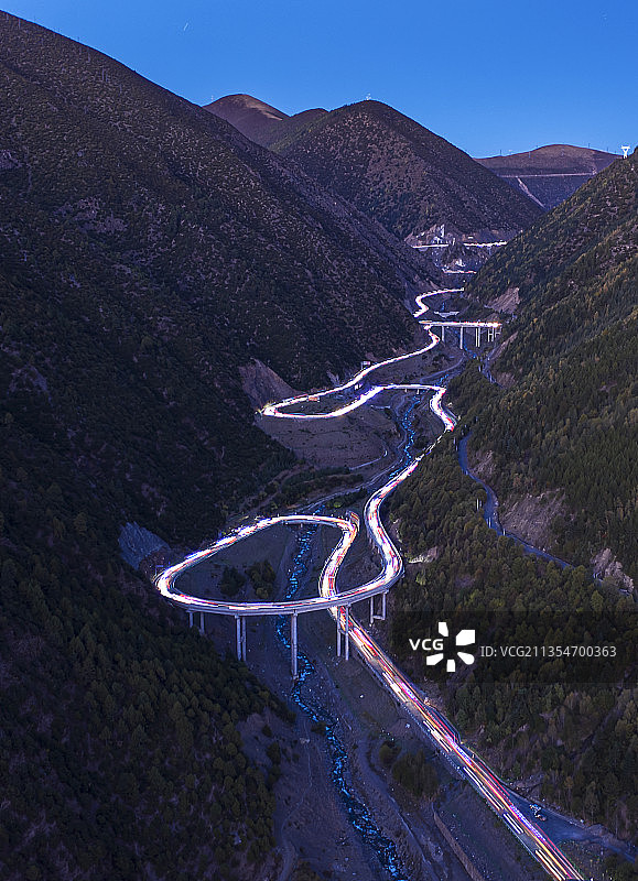 四川省甘孜州雅江县高尔寺山螺旋公路夜景图片素材