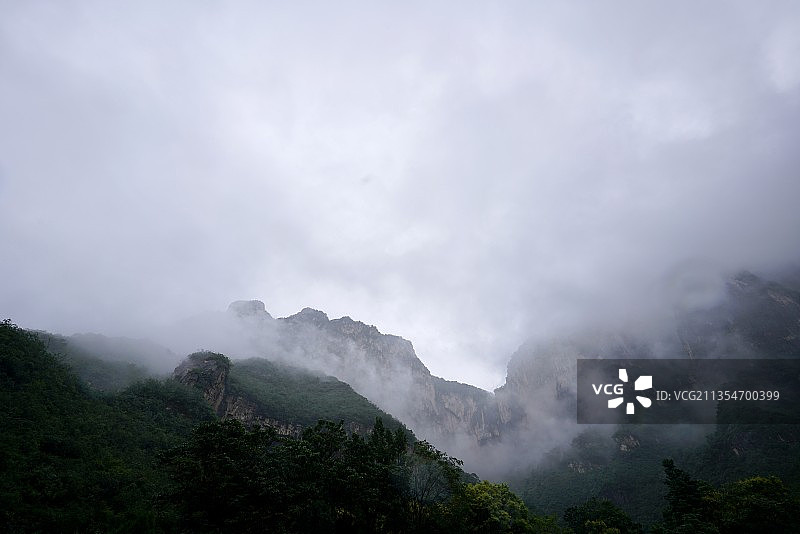 云海中的云台山图片素材