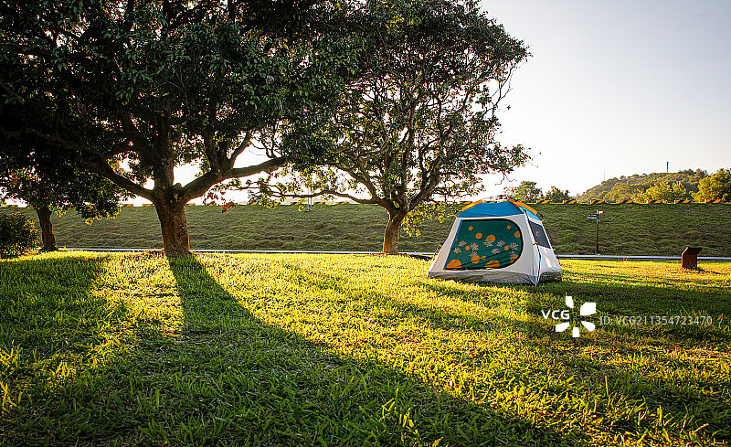幸福家庭在户外帐篷露营图片素材