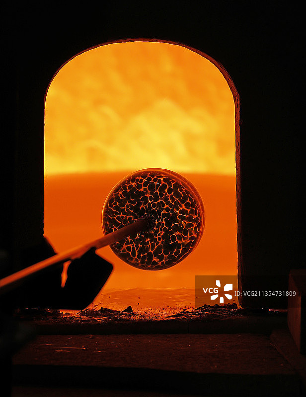 在意大利威尼斯的熔炉中生产穆拉诺饮用玻璃图片素材