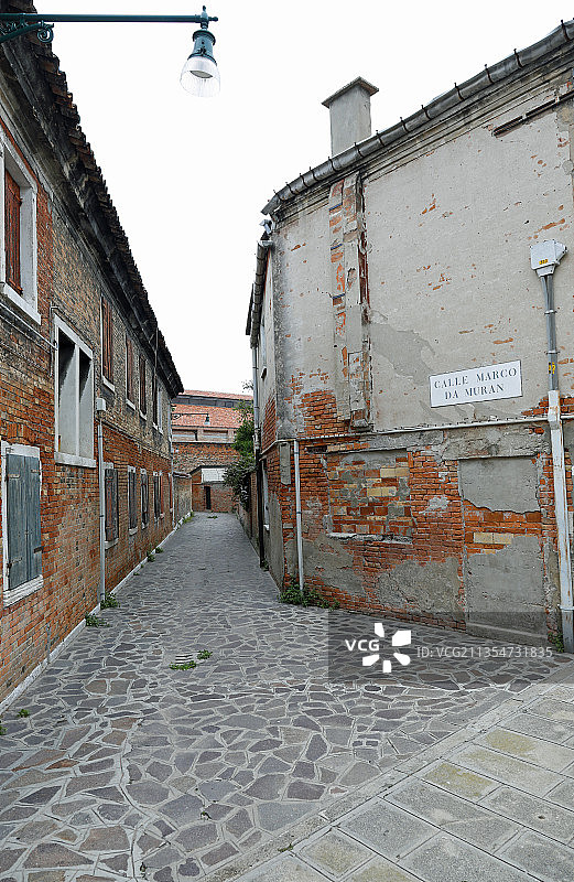 意大利威尼斯穆拉诺岛工业区的荒凉小巷图片素材