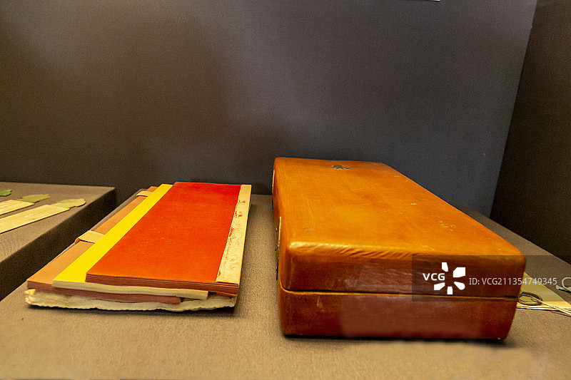 北京故宫(紫禁城)军机处陈列文物：红漆皮奏折匣（清）图片素材