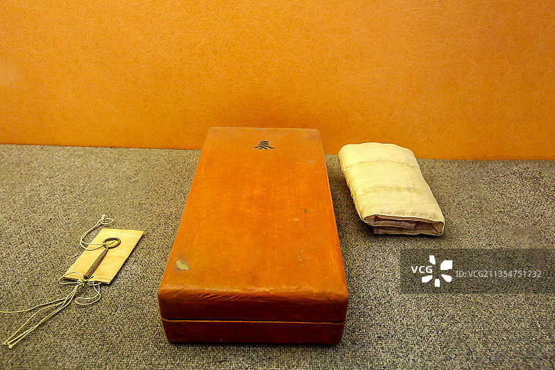 北京故宫(紫禁城)军机处陈列文物：红漆皮奏折匣（清）图片素材