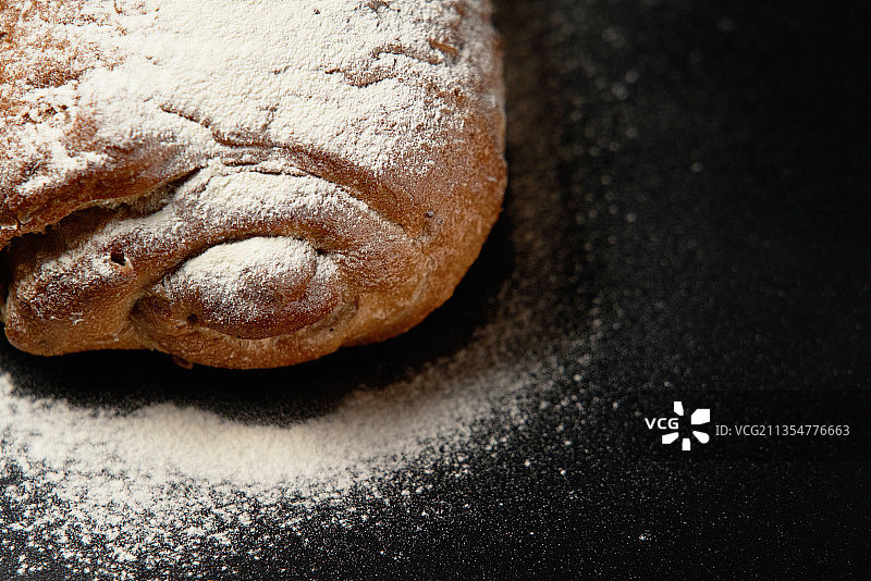 黑色背景面包特写图片素材