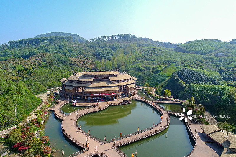 航拍襄阳古隆中风景区草庐剧场景点风光图片素材