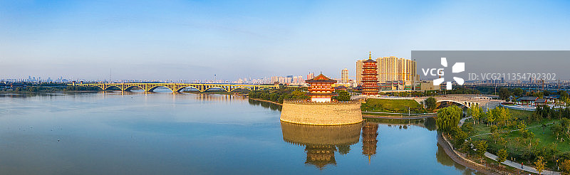 河南洛阳洛河河岸洛阳八景朱樱塔团城阁秋季早晨户外风光航拍视角图片素材