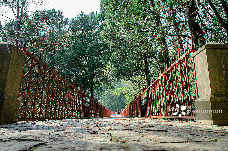 中国山东泰安竹林寺的长寿桥图片素材