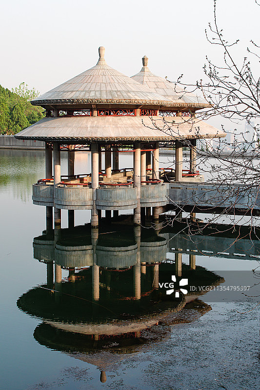 中国山东泰安龙潭水库的湖景和古亭图片素材