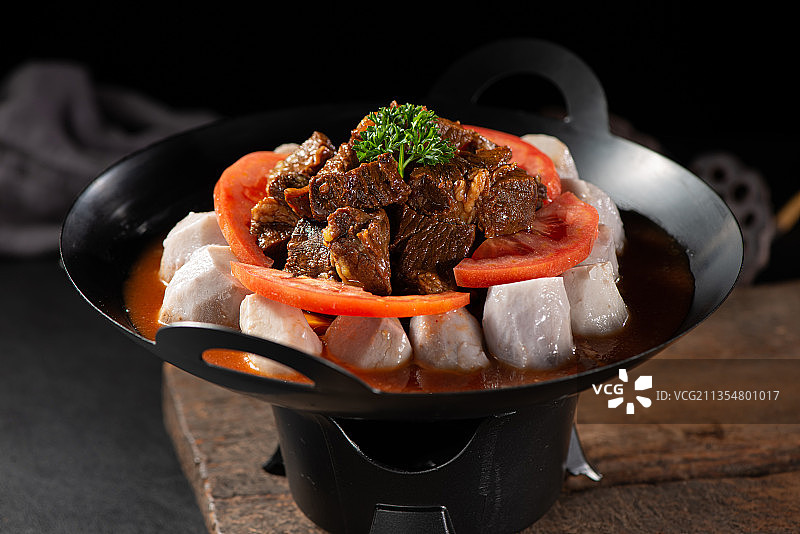 番茄牛腩芋头锅仔图片素材