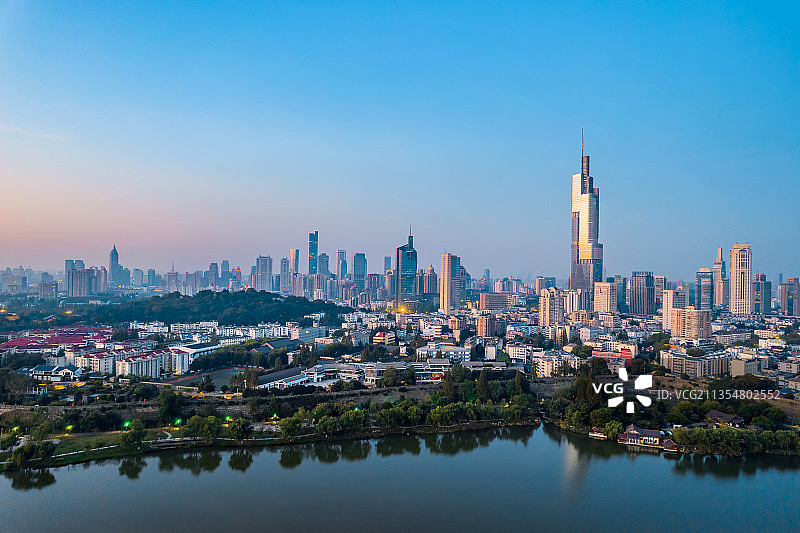 中国江苏南京玄武湖和紫峰大厦城市天际线航拍夜景图片素材