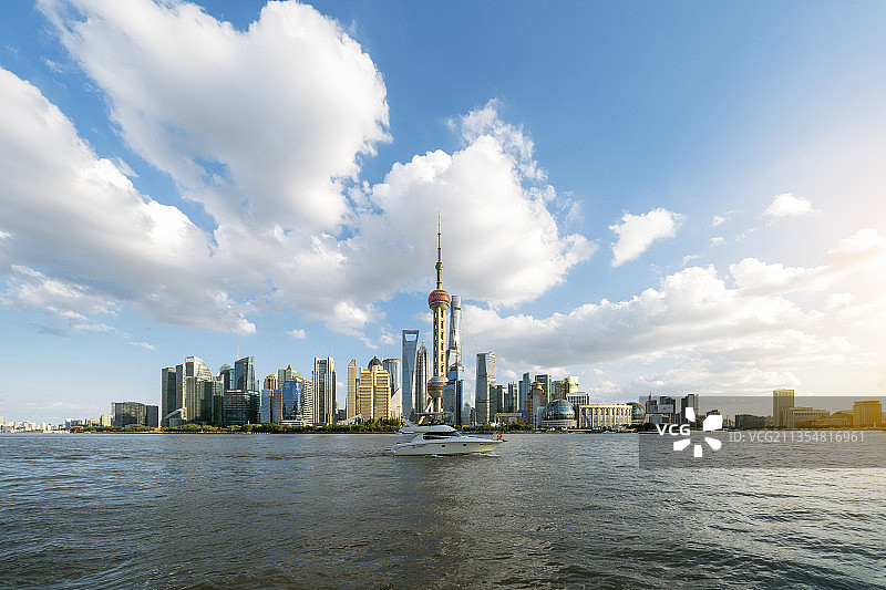蓝天白云下的陆家嘴摩天大楼群图片素材