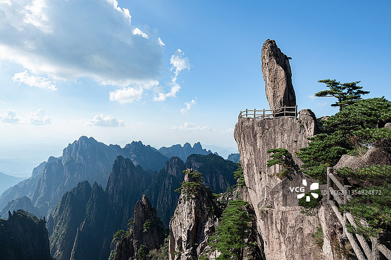 安徽黄山风景区著名景点飞来石图片素材