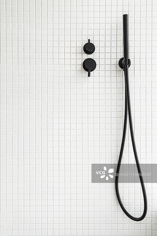 马赛克墙面上的洗浴设施图片素材