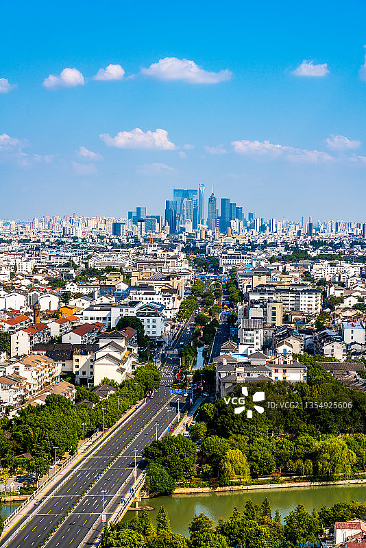 苏州市中心天际线与工业园区东方之门都市摩天大楼建筑群全景图片素材