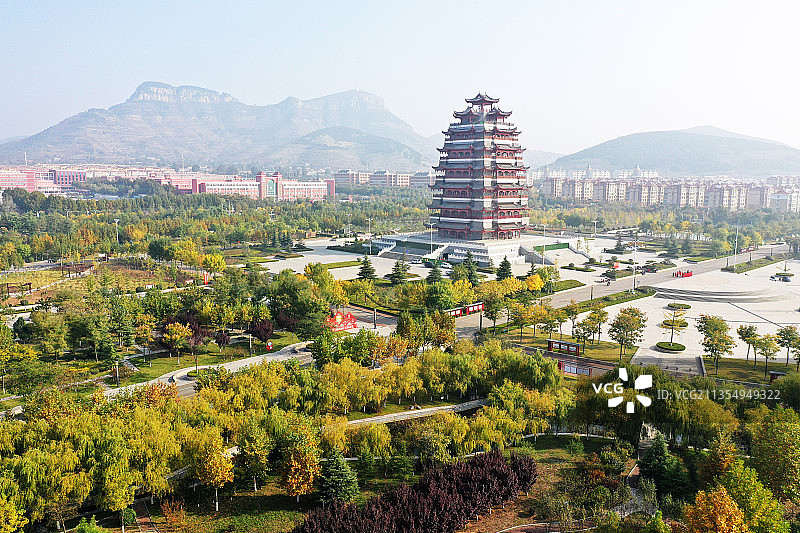 山东枣庄山亭区文化休闲广场初秋美景图片素材