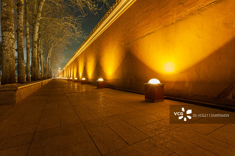 宫墙外夜晚照明地灯图片素材