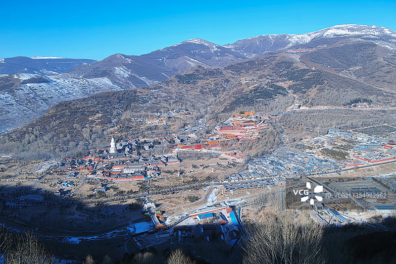 冬季俯瞰五台山寺庙建筑图片素材