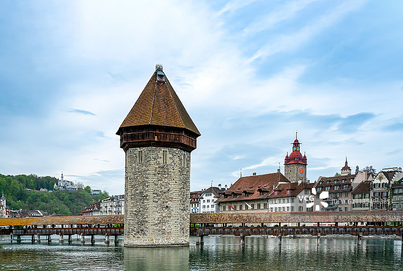 欧洲最古老的有顶木桥－瑞士琉森卡佩尔廊桥图片素材