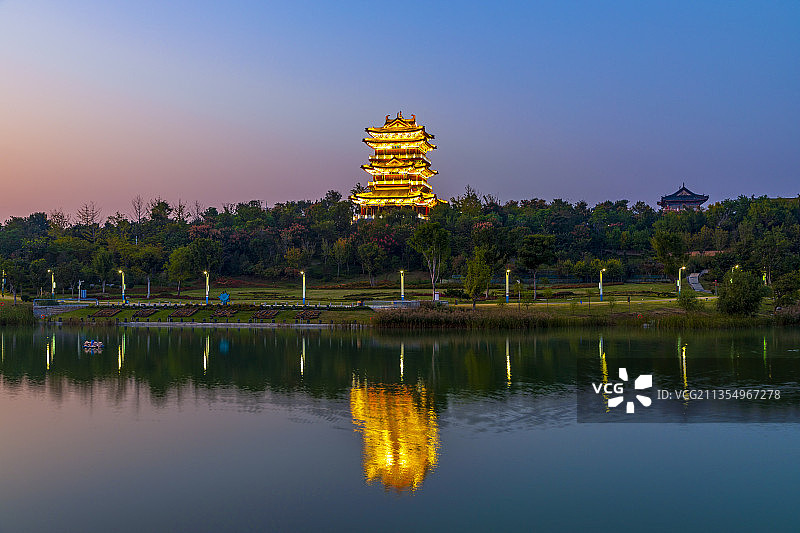 河南省郑州市航空港区园博园地标建筑——轩辕阁夜景图片素材