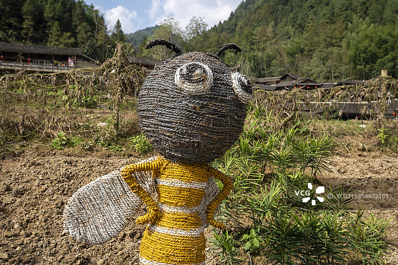 彭家寨农田中的卡通小蜜蜂图片素材