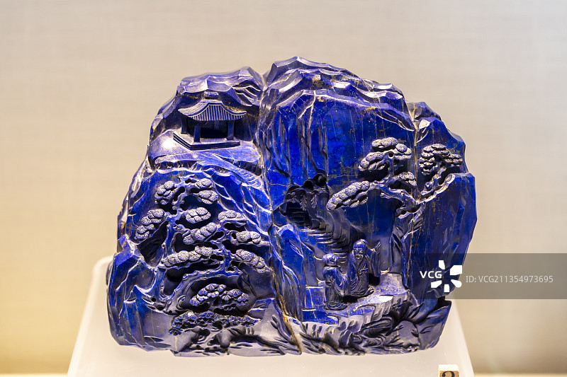 北京故宫珍宝馆：青金石雕松泉人物图山子（清）图片素材