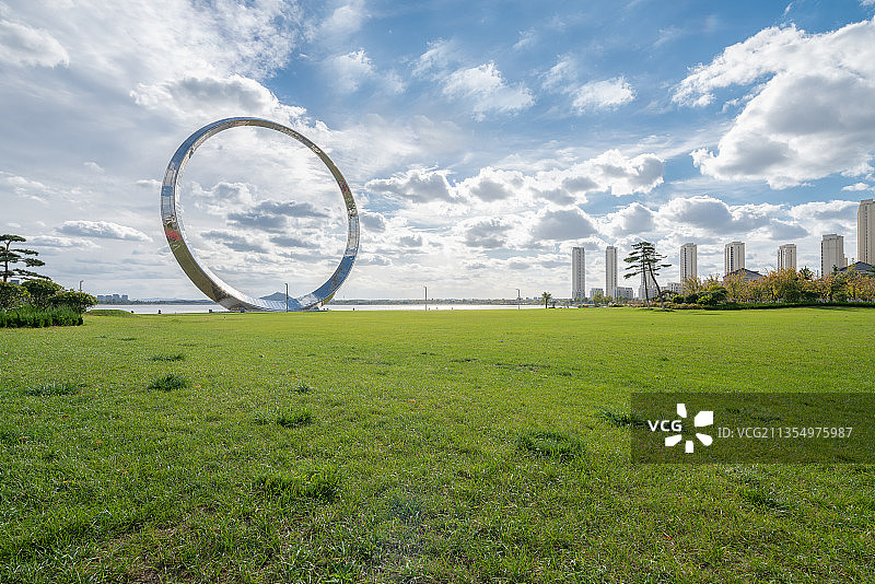 空旷的城市公园草地图片素材