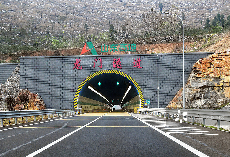 山东新泰至台儿庄高速公路枣庄境内的隧道图片素材