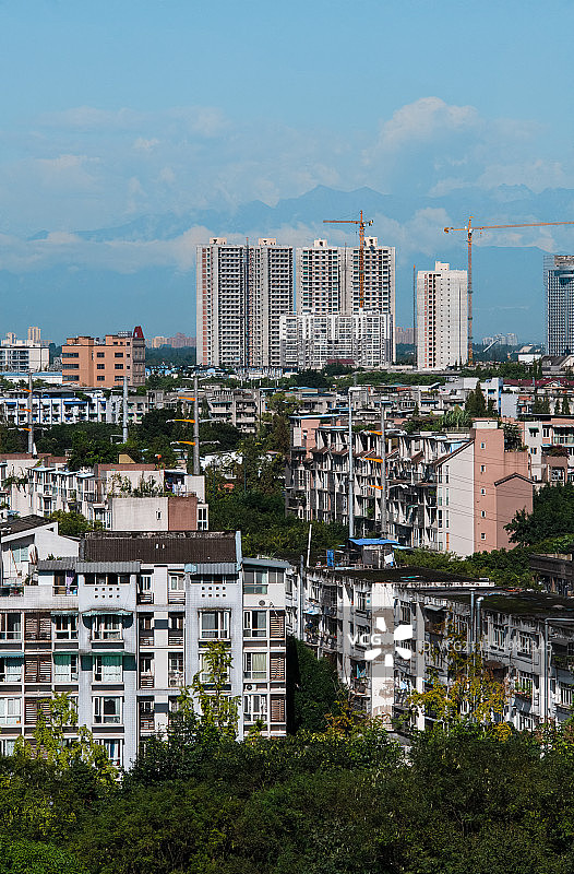 在成都市新都区城区遥望西岭雪山图片素材