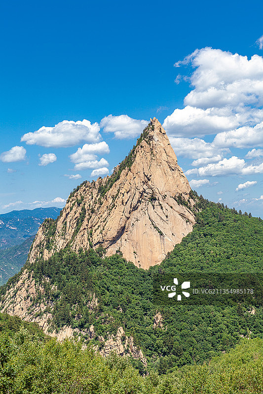 夏天雾灵山尖峰自然风光图片素材