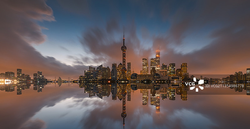 上海市黄浦区外滩电视塔夜景图片素材
