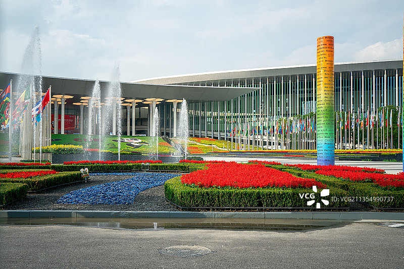 第四届中国国际进口博览会上海国家会展中心南广场大门图片素材
