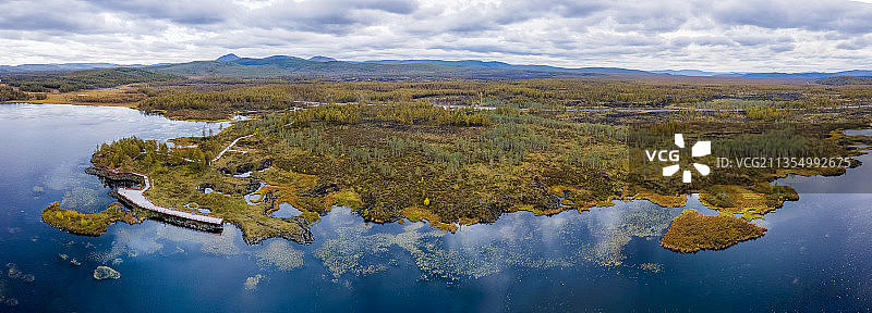 秋季内蒙古阿尔山杜鹃湖落叶云海全景航拍图片素材